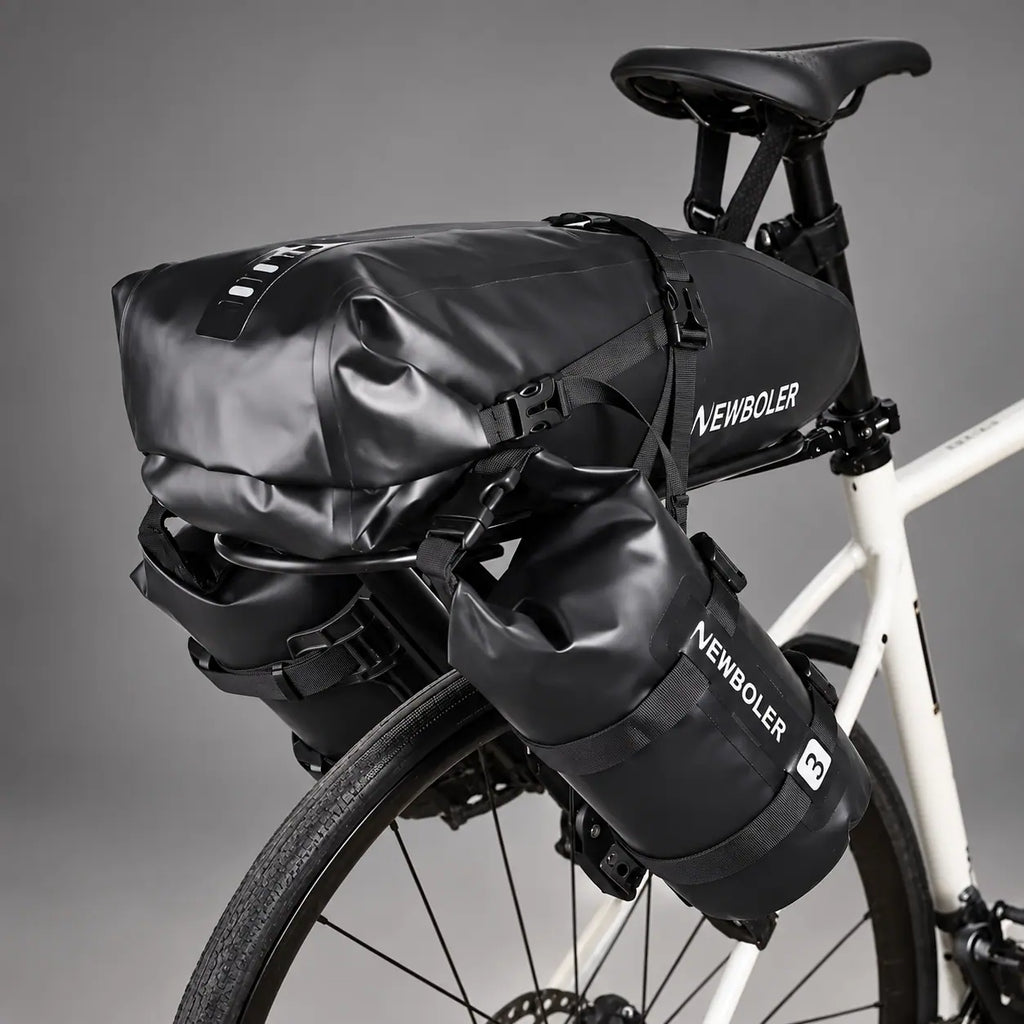 Vue rapprochée de la sacoche sanglée sur le porte-bagages arrière