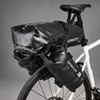 Vue rapprochée de la sacoche sanglée sur le porte-bagages arrière