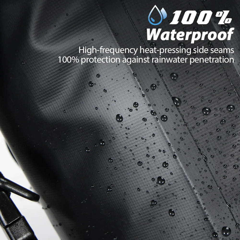 Gros plan sur le tissu impermeable d'une sacoche de velo avec des gouttes d'eau visibles sur la surface.