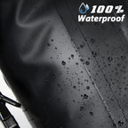 Gros plan sur le tissu impermeable d'une sacoche de velo avec des gouttes d'eau visibles sur la surface.