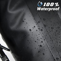 Gros plan sur le tissu impermeable d'une sacoche de velo avec des gouttes d'eau visibles sur la surface.