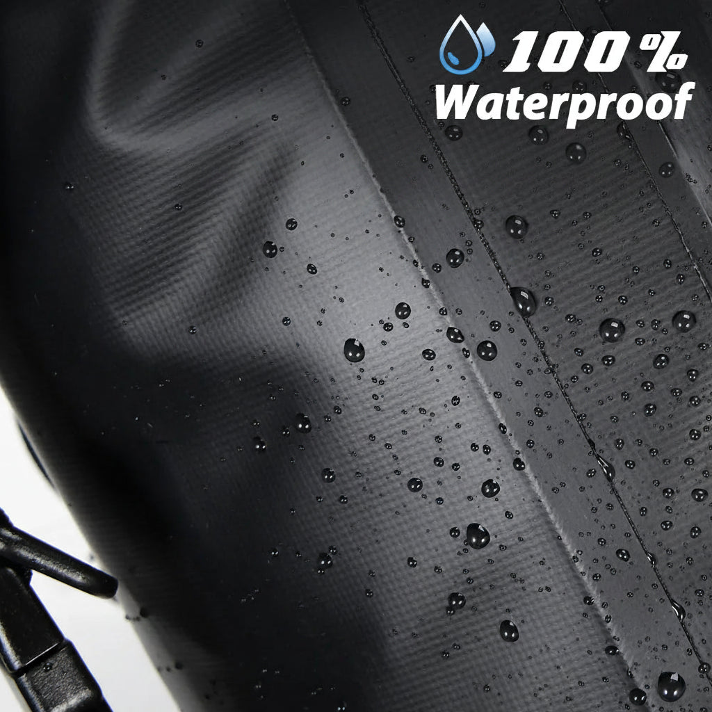 Gros plan sur le tissu impermeable d'une sacoche de velo avec des gouttes d'eau visibles sur la surface.