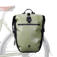 Sacoche jaune étanSacoche vert olive étanche gouttes eau impérméable porte-bagages test pluieche gouttes eau test impérméabilité porte-bagages 