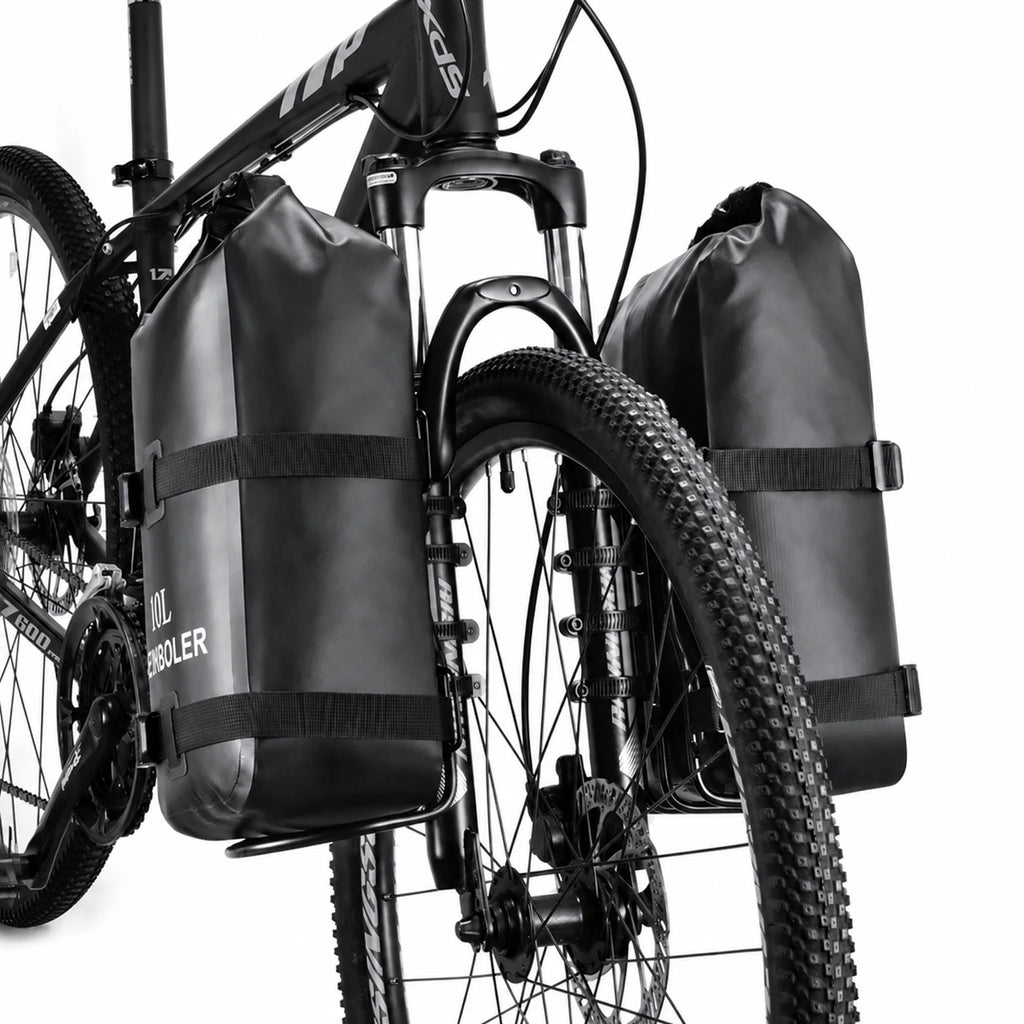 Deux sacoches de fourche noires fixees de chaque cote de la fourche avant d'un velo tout-terrain.