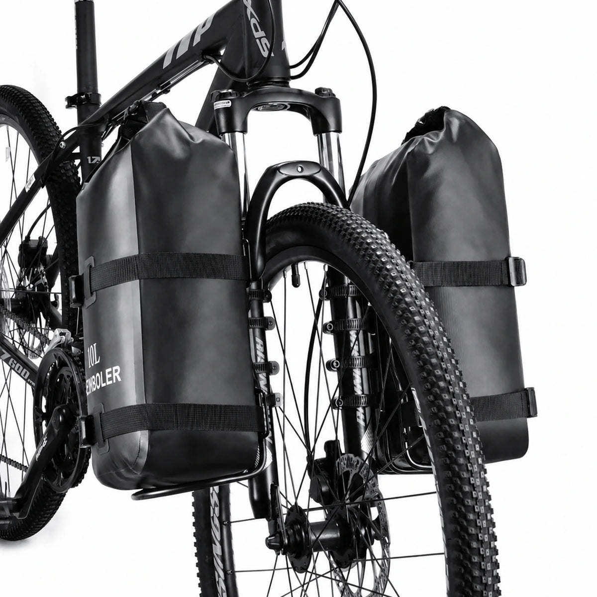 Deux sacoches de fourche noires fixees de chaque cote de la fourche avant d'un velo tout-terrain.
