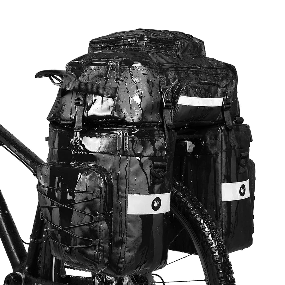 Sacoches de porte-bagage noires installees sur un velo sous la pluie, illustrant leur resistance a l eau.