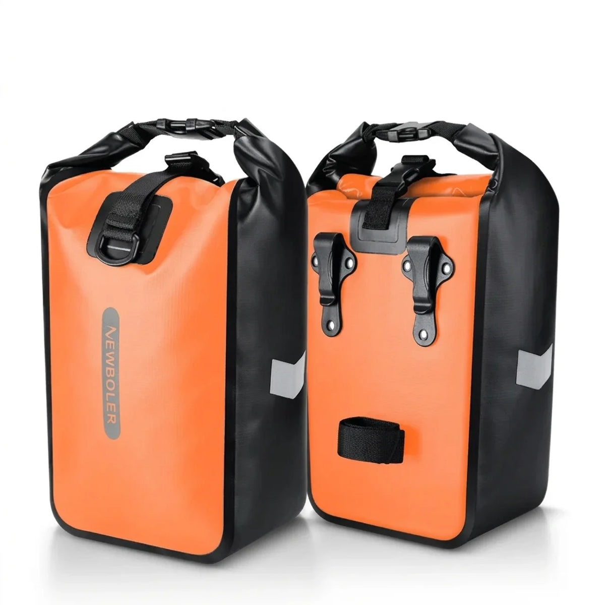 Paire de sacoches de velo etanches orange et noires presentees cote a cote montrant les deux faces