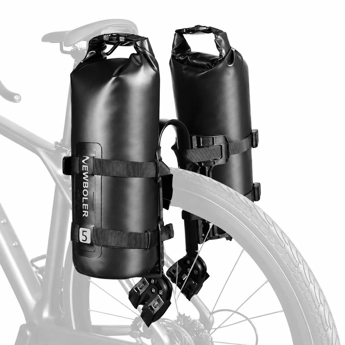 Deux sacoches vélo étanches sanglées sur leurs supports cage, de chaque côté de la roue arrière