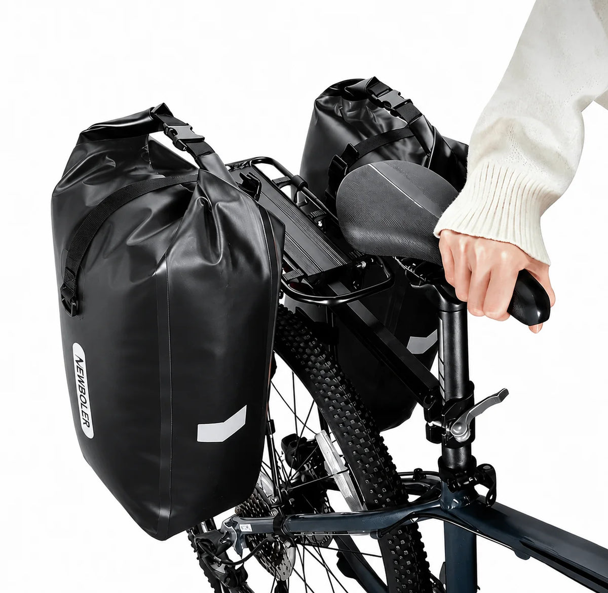 Deux sacoches noires montées sur le porte-bagages arrière d'un vélo vue de côté