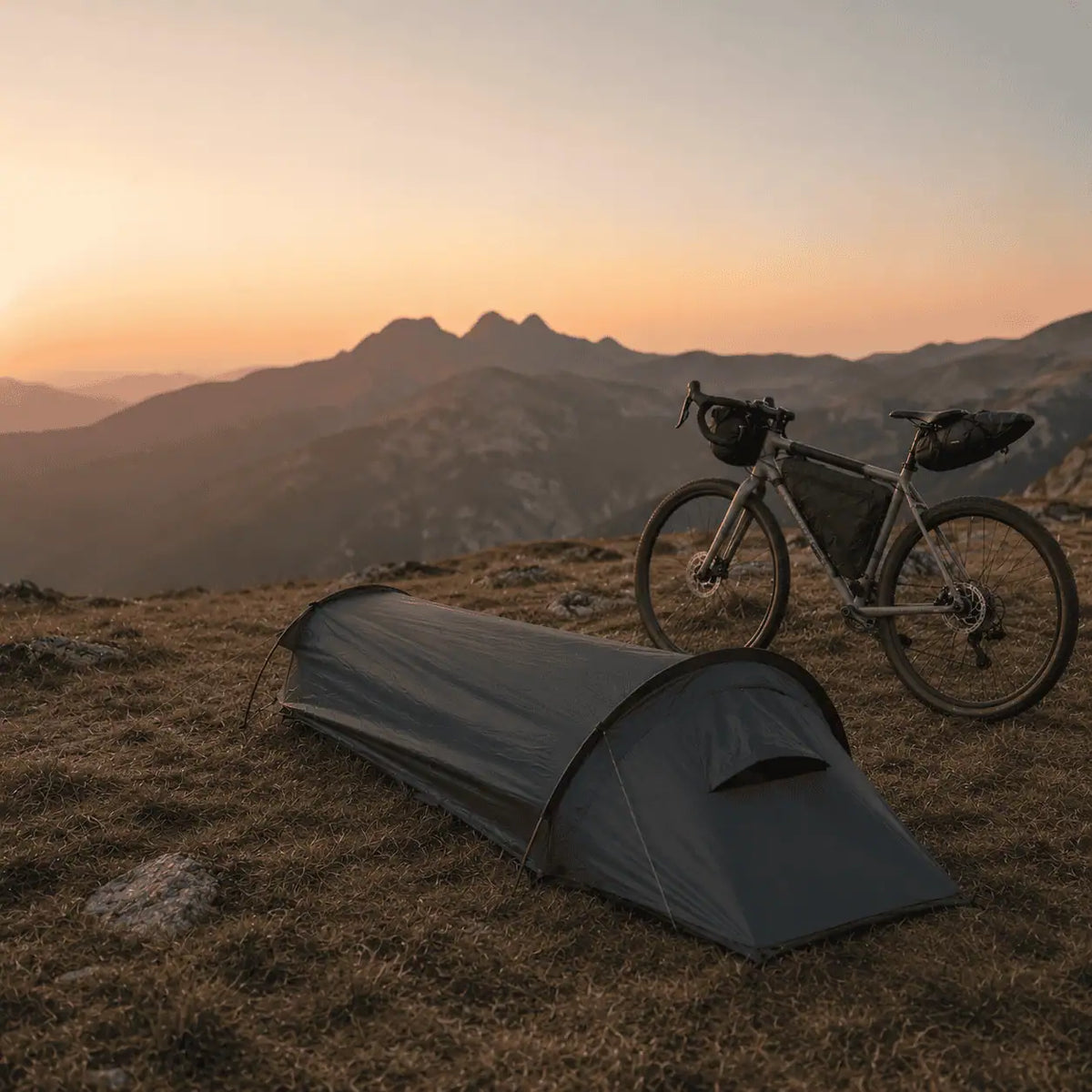 Tente de bivouac ultralégère 1 place coloris orange avec sac de transport