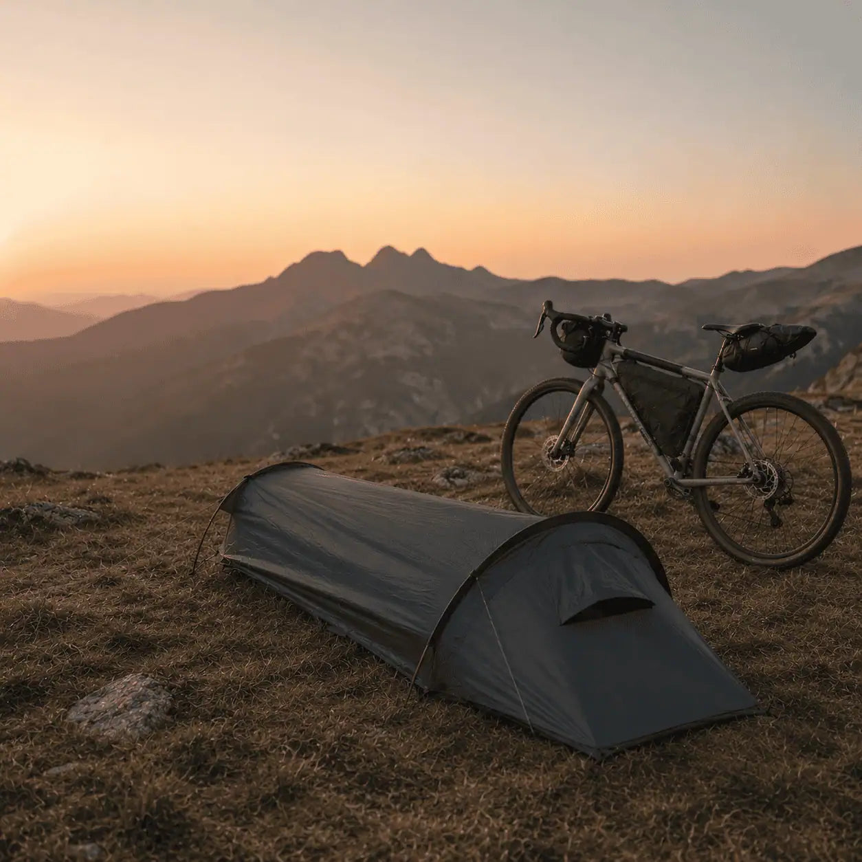 Tente de bivouac ultralégère 1 place coloris orange avec sac de transport