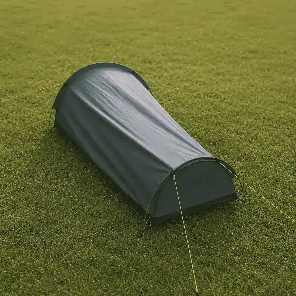 Vue arrière de la tente de bivouac compacte imperméable