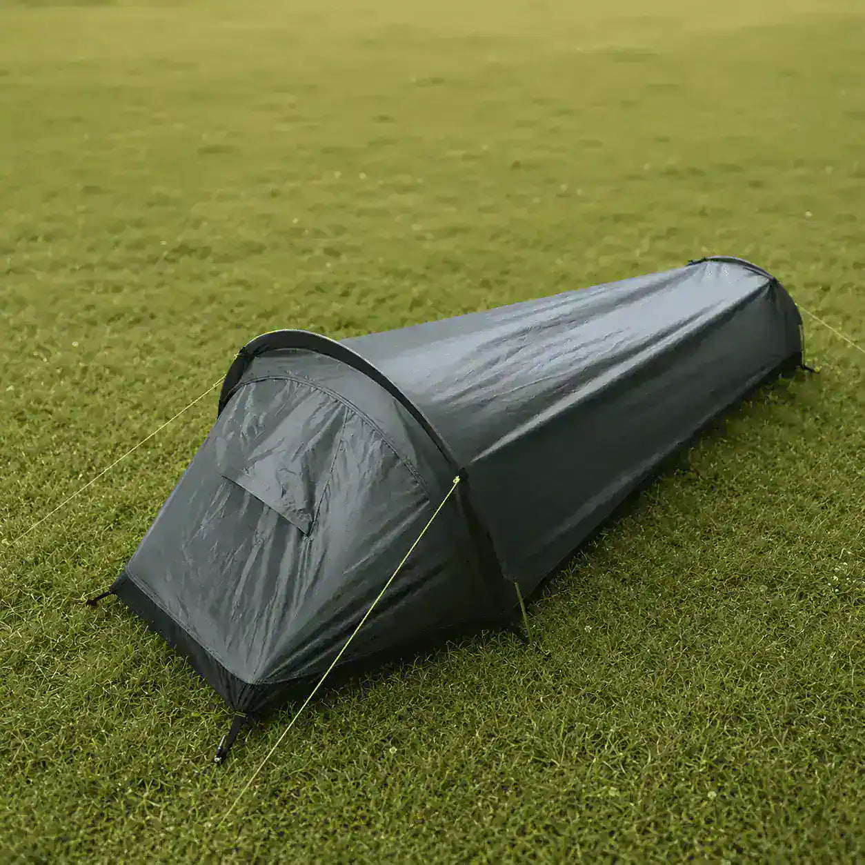 Vue latérale de la tente de bivouac ultralégère 1 place