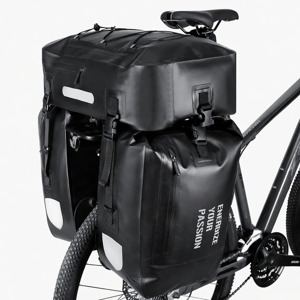 Triple sacoche de porte-bagage noire fixée sur le porte-bagage arrière d'un vélo gris avec bandes réfléchissantes