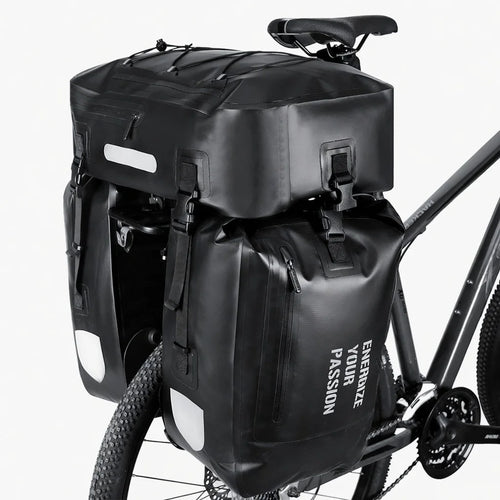 Triple sacoche de porte-bagage noire fixée sur le porte-bagage arrière d'un vélo gris avec bandes réfléchissantes