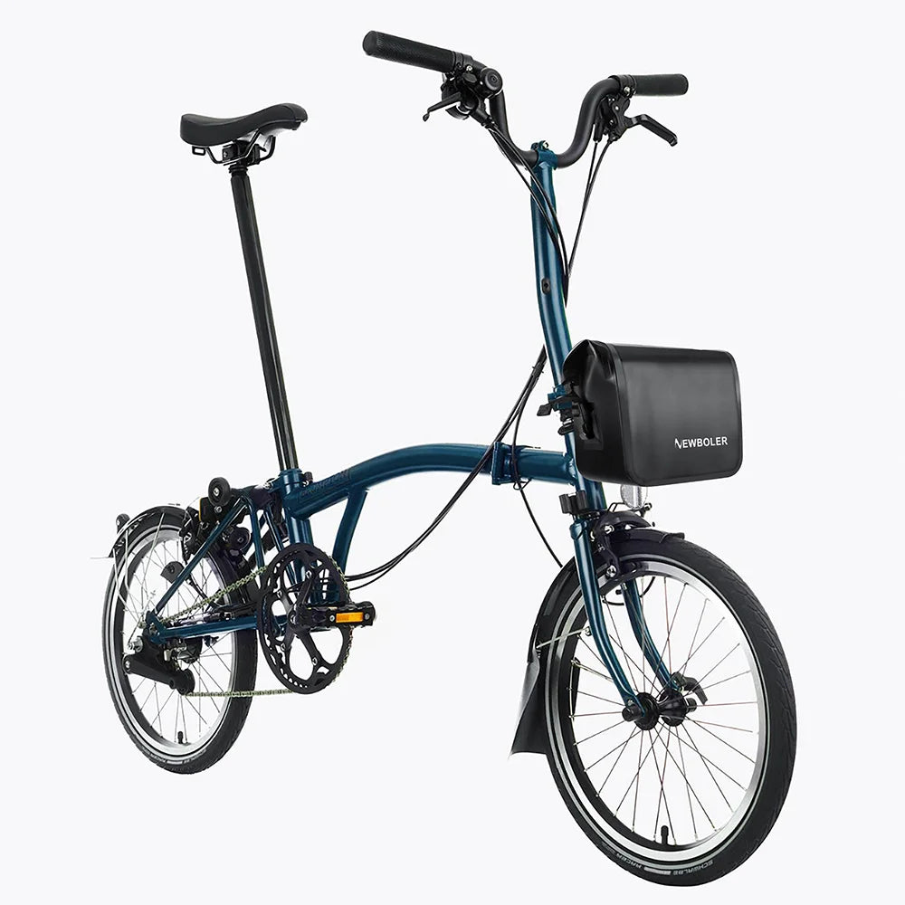 Velo pliant bleu avec sacoche de cadre noire installee, presente de profil sur fond blanc.