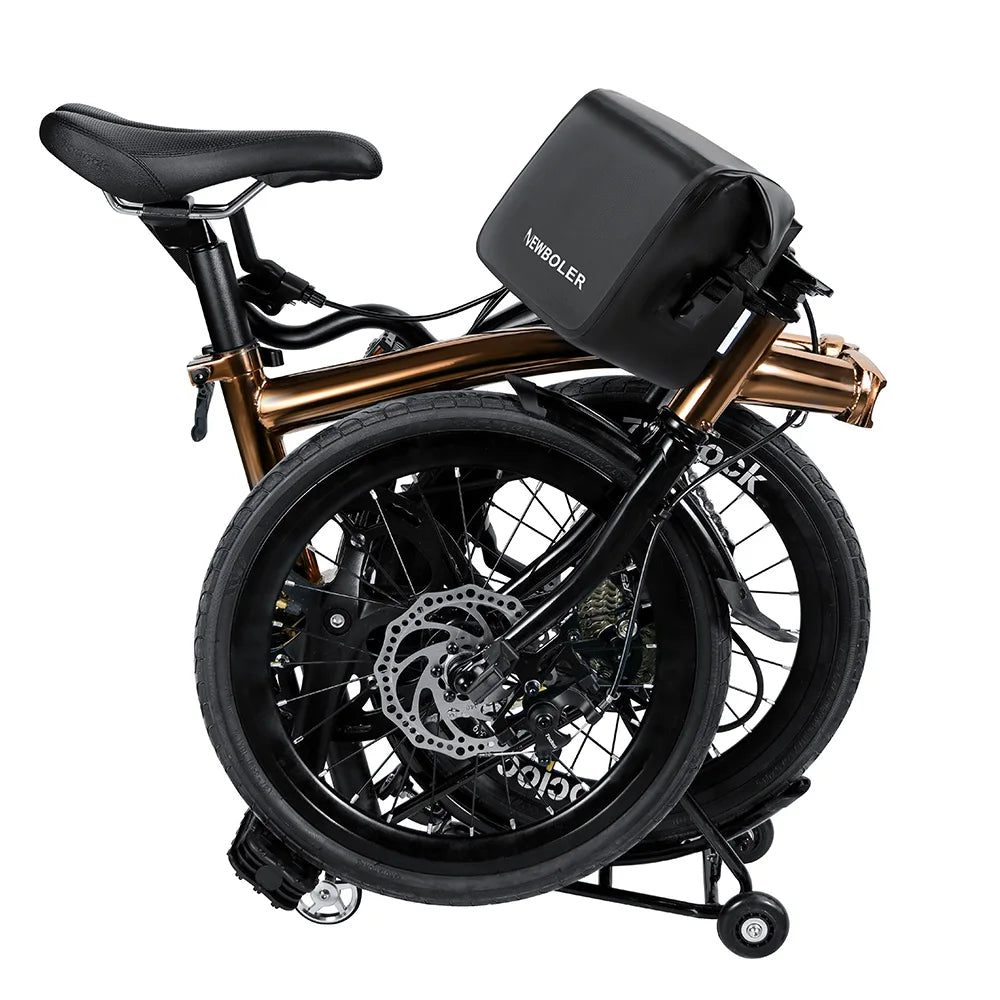 Velo pliant replie avec une sacoche de cadre noire installee, presente sur fond blanc.