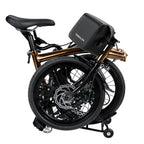 Velo pliant replie avec une sacoche de cadre noire installee, presente sur fond blanc.