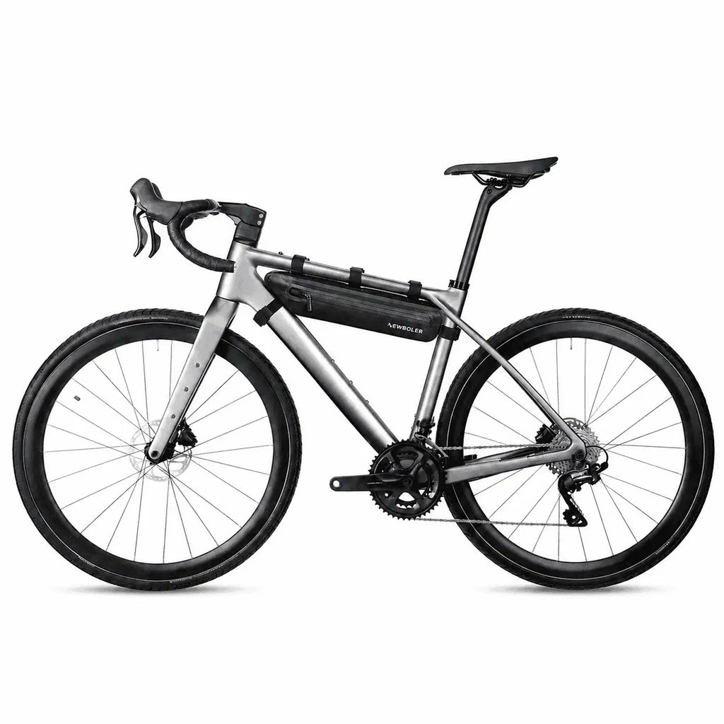 Velo de route argente vu de profil avec une sacoche de cadre noire installee dans le triangle.