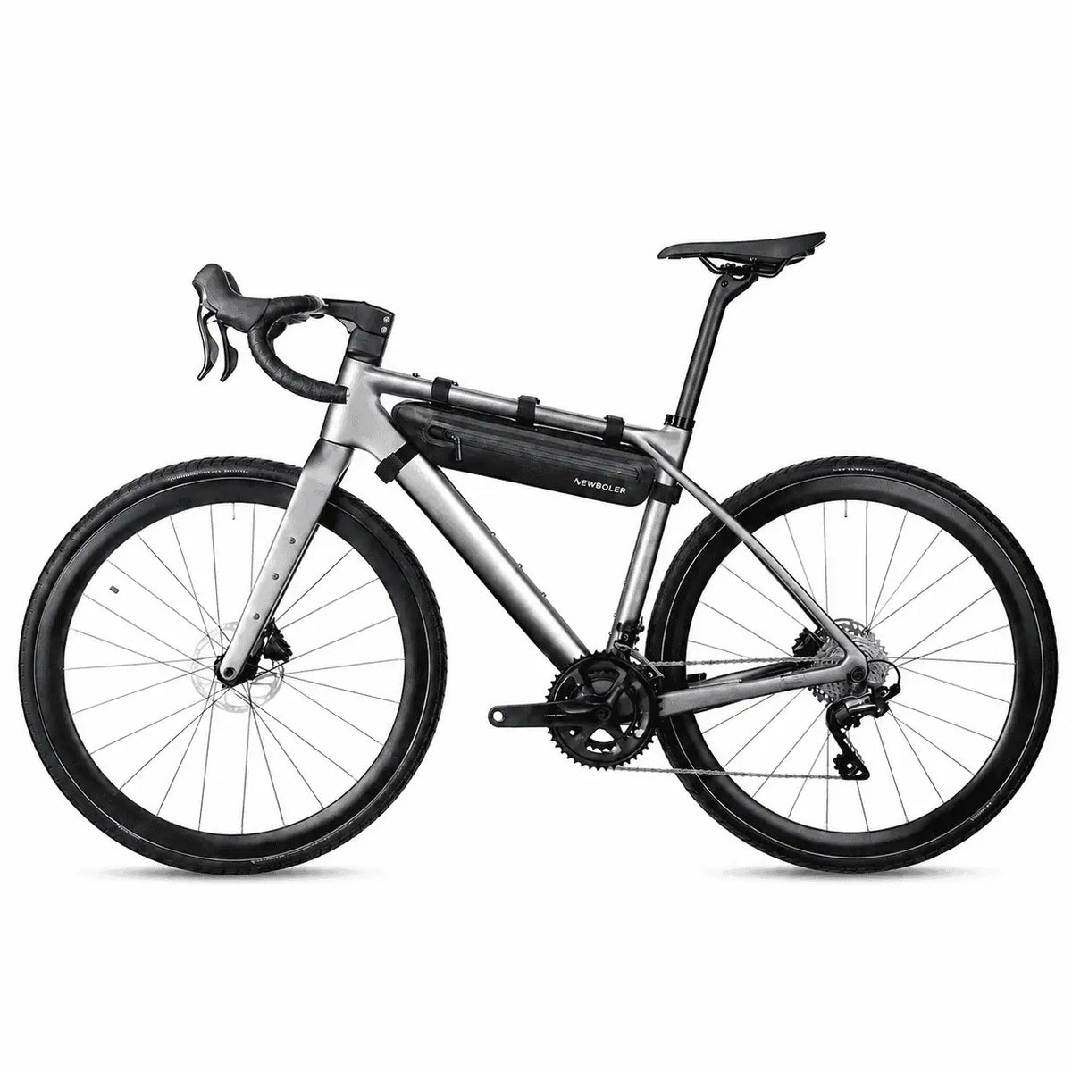 Velo de route argente vu de profil avec une sacoche de cadre noire installee dans le triangle.