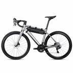 Velo de route argente vu de profil avec une sacoche de cadre noire installee dans le triangle.