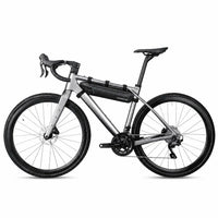 Velo de route argente vu de profil avec une sacoche de cadre noire installee dans le triangle.