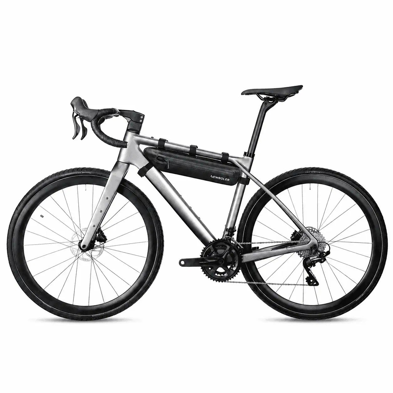 Velo de route argente vu de profil avec une sacoche de cadre noire installee dans le triangle.