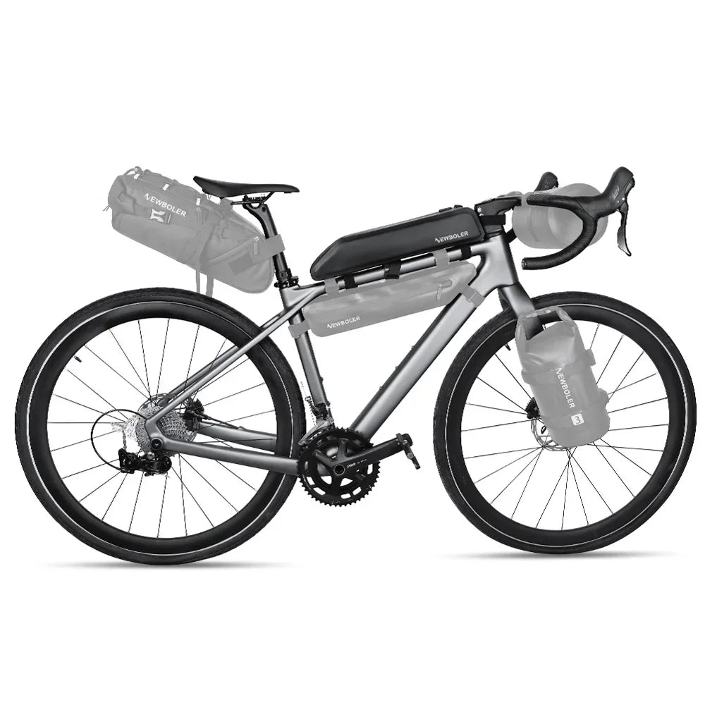 Vélo de route équipé de plusieurs sacoches de cadre selle et guidon