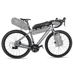 Vélo de route équipé de plusieurs sacoches de cadre selle et guidon