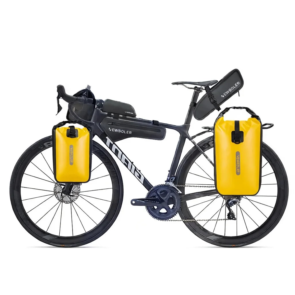 Velo de route equipe avec deux sacoches de porte-bagage jaunes sur le cote, une sacoche de cadre et une sacoche de selle noires, fond blanc.