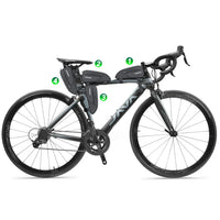 Velo de route equipe de quatre sacoches bikepacking numerotees : guidon, selle, cadre et fourche