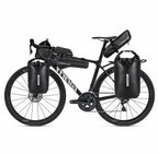 Velo de route noir equipe de sacoches de fourche, de selle et de cadre pour le bikepacking.