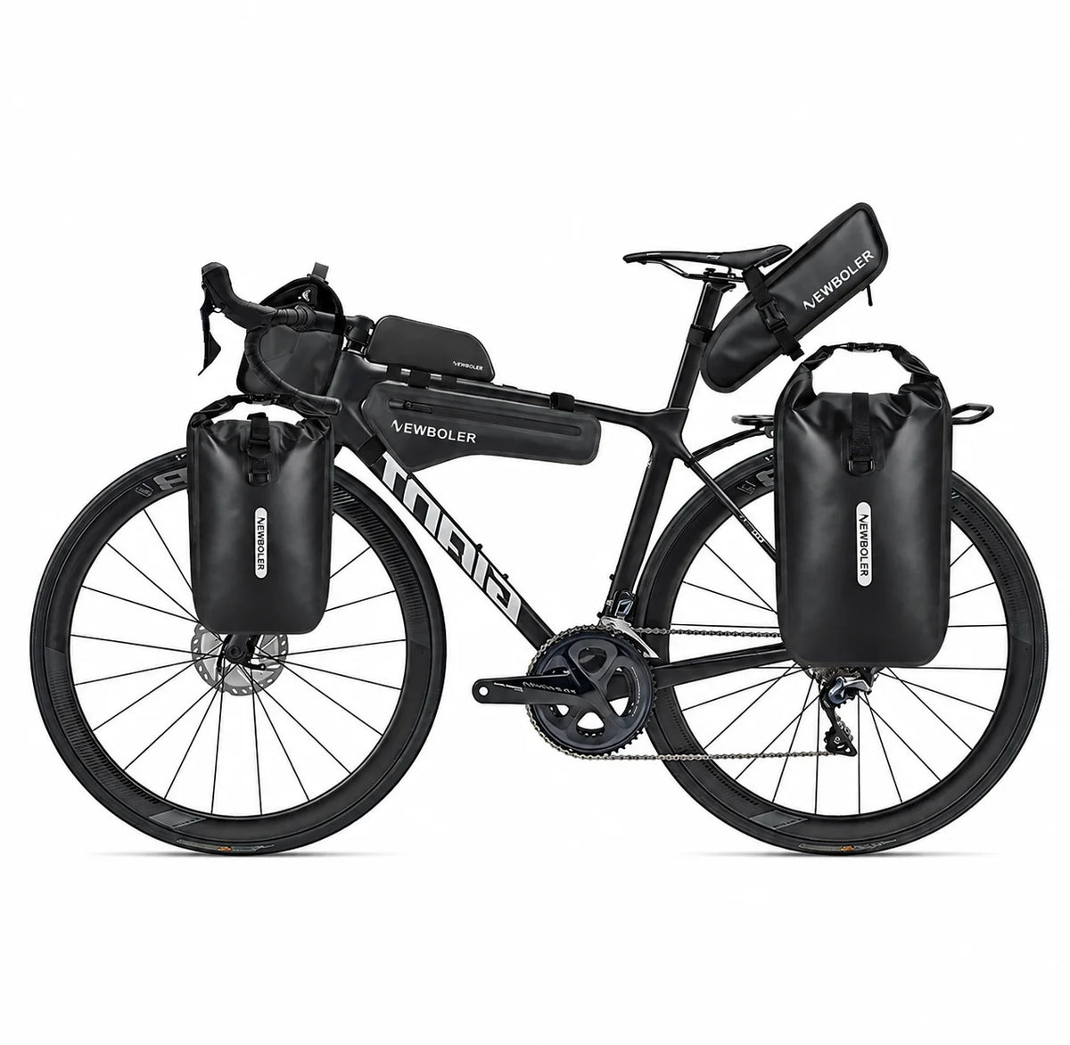 Velo de route noir equipe de sacoches de fourche, de selle et de cadre pour le bikepacking.
