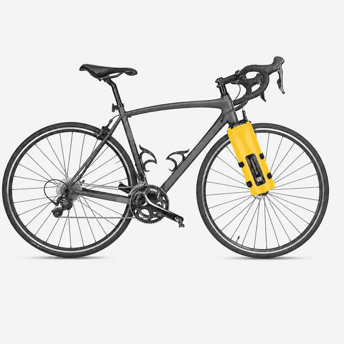 Velo de route noir vu de profil avec une sacoche de fourche jaune fixee sur la fourche avant.