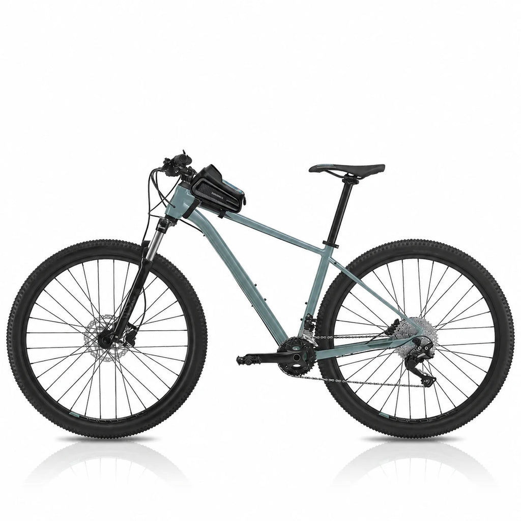 VTT gris vert avec une sacoche de cadre noire fixee sous le guidon vu de profil sur fond blanc.