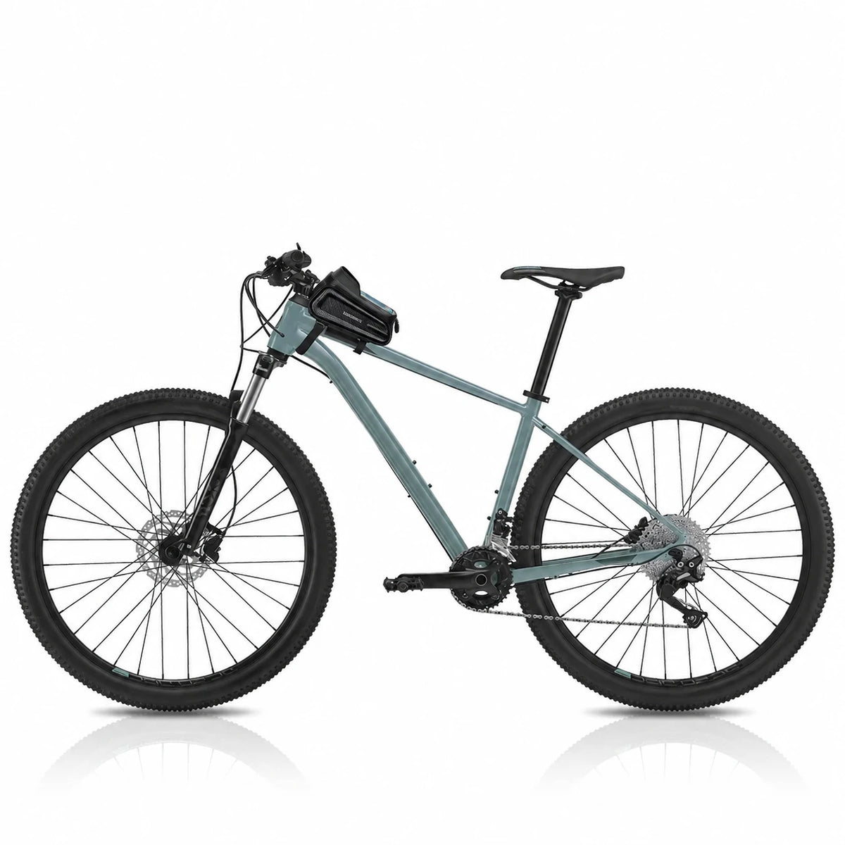 VTT gris vert avec une sacoche de cadre noire fixee sous le guidon vu de profil sur fond blanc.