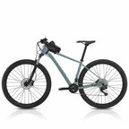 VTT gris vert avec une sacoche de cadre noire fixee sous le guidon vu de profil sur fond blanc.
